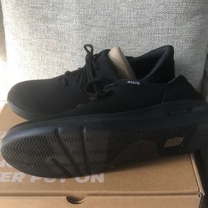 Kizik Never been warn mens shoe.